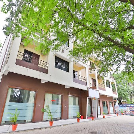 Hotel Ambica Daman Esterno foto