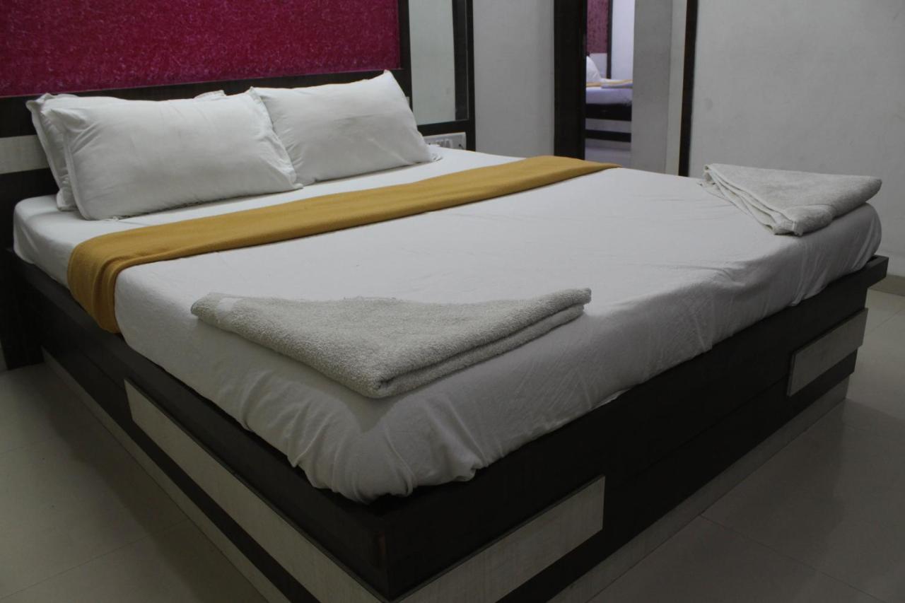 Hotel Ambica Daman Esterno foto