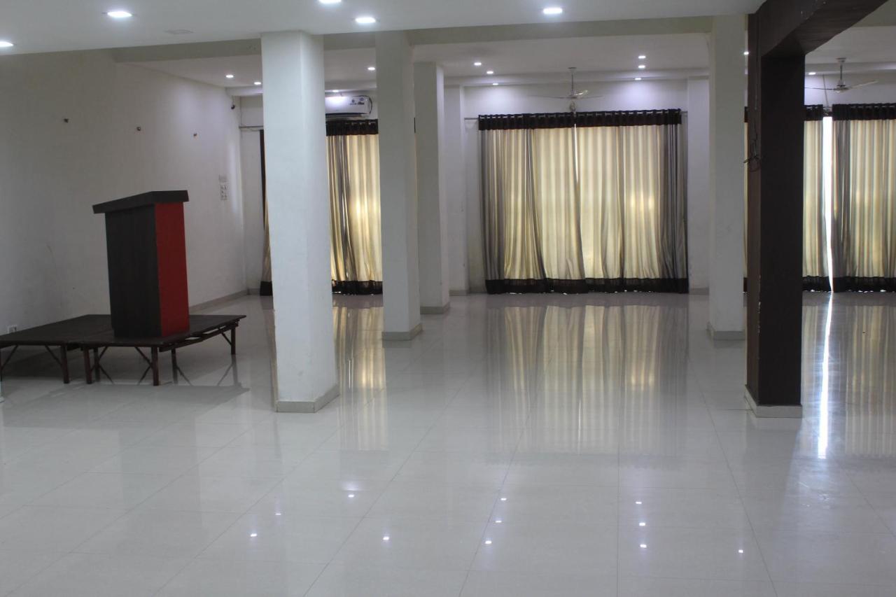 Hotel Ambica Daman Esterno foto